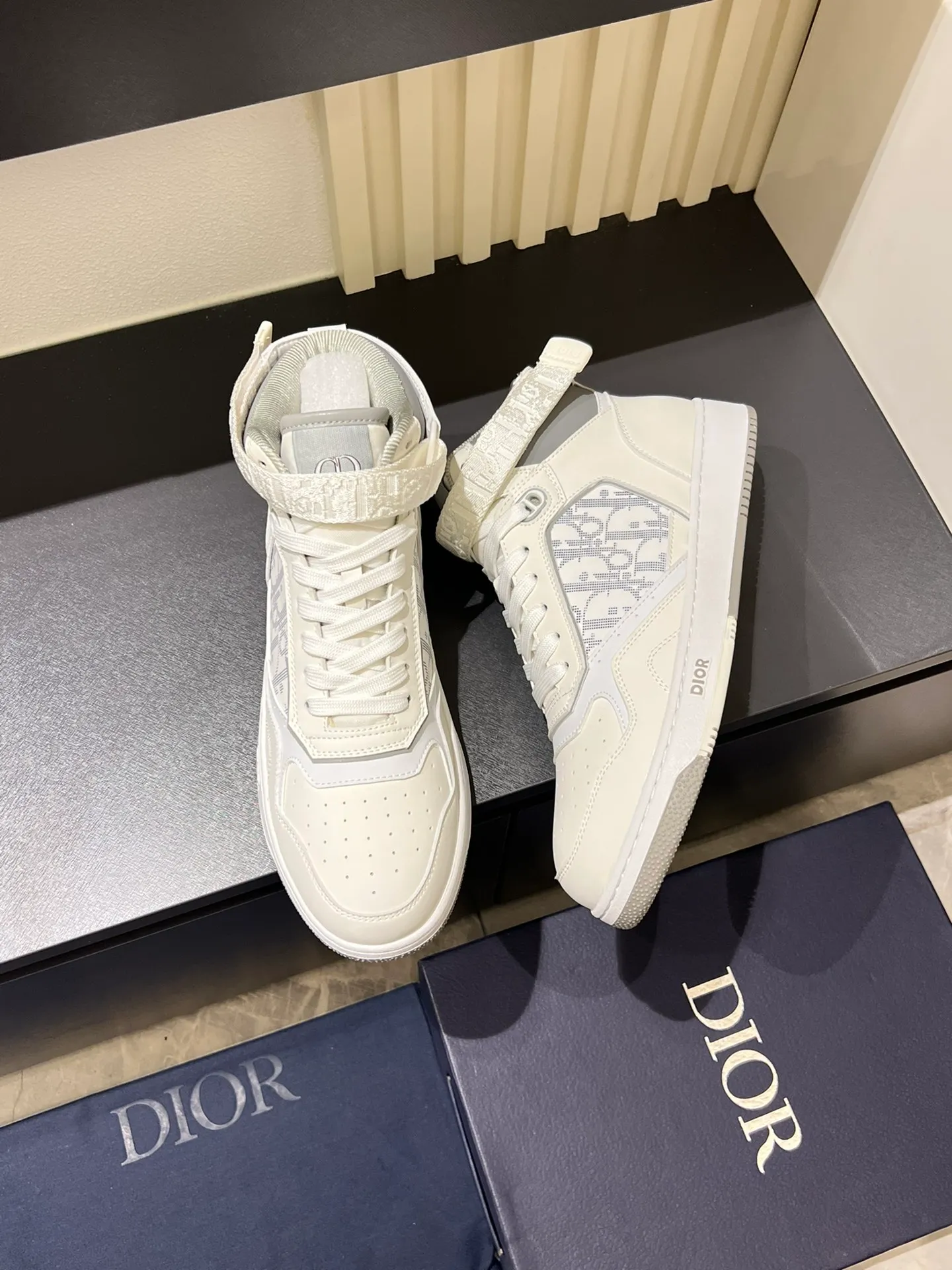 Men's shoes 💰p460 "Dio*" mid-top B27 casual sneakers. This B27 high-top sneaker is a new product in the series and continues Di*r's classic style. Crafted from gray and white smooth calf leather with beige and black Oblique print panels on the sides. The "CD Icon" shaped shoelace eyelets are clever and delicate, and the two-color rubber sole, rear collar and heel are all equipped with the brand's iconic details to enhance the style. Oblique printed straps at the ankle allow for an adjustable fit to complement the overall design. Fashionable and versatile, it can complement any look. Create an exquisite design with unique dynamic vitality and modern atmosphere, presented in low-top and high-top styles. This new must-have shoe adds a new dimension to Dior's archive heritage, embodying modern elegance. Purchase the original version and make it 1:1. If you need top quality, please come to me! Male 38-44!